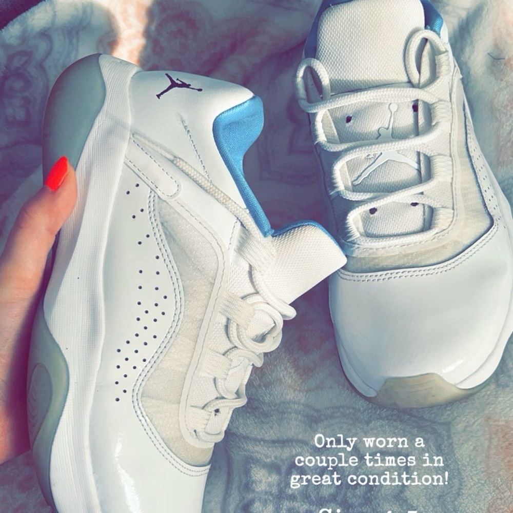 Jorden retro 11s great condition barely worn. Color: baby blue an white. Size:5